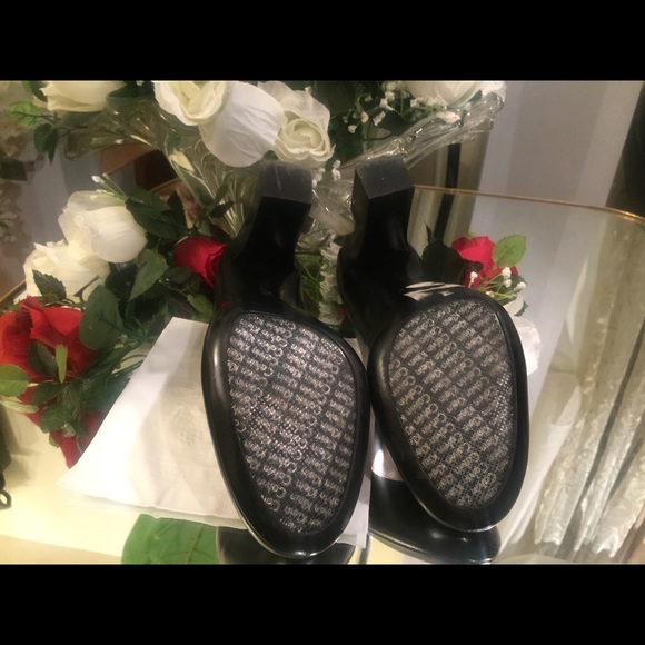 Black Calvin Klein round toe heels - Picture 5 of 5
